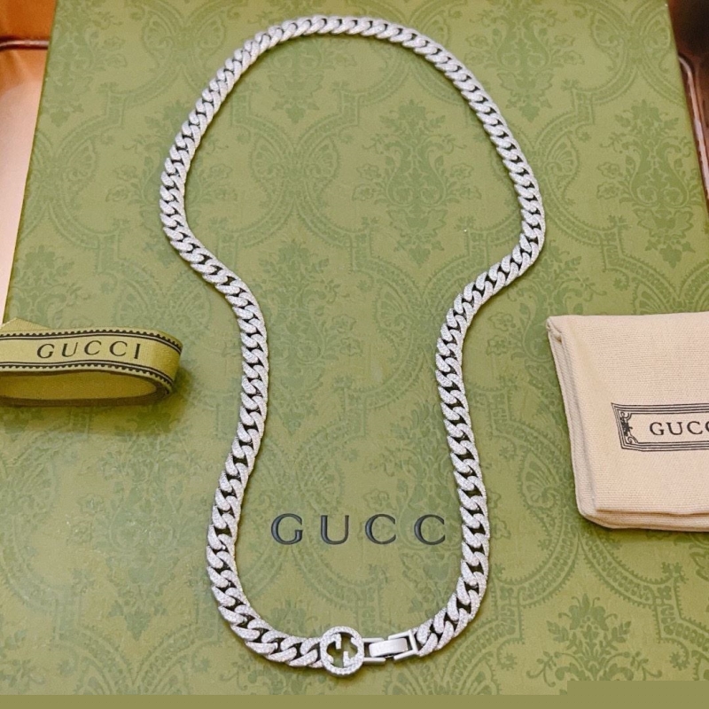 G*u*i necklaces